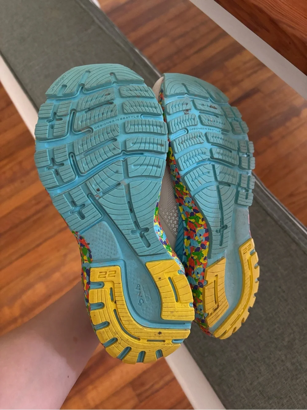 Brooks Women’s Tennis shoes with Bright Orange Laces - Picture 4 of 4